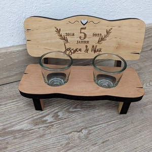 Panca Portabottiglie In Legno '40 Anni' Con Incisione – Completa Di 2 Bicchierini Da Liquore Arcoroc E Tappi Decorativi – Regalo Per Compleanno E Anniversario - 6