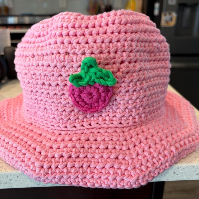 Crochet Pattern - Strawberry Kisses Bucket Hat by @essdeecrafts