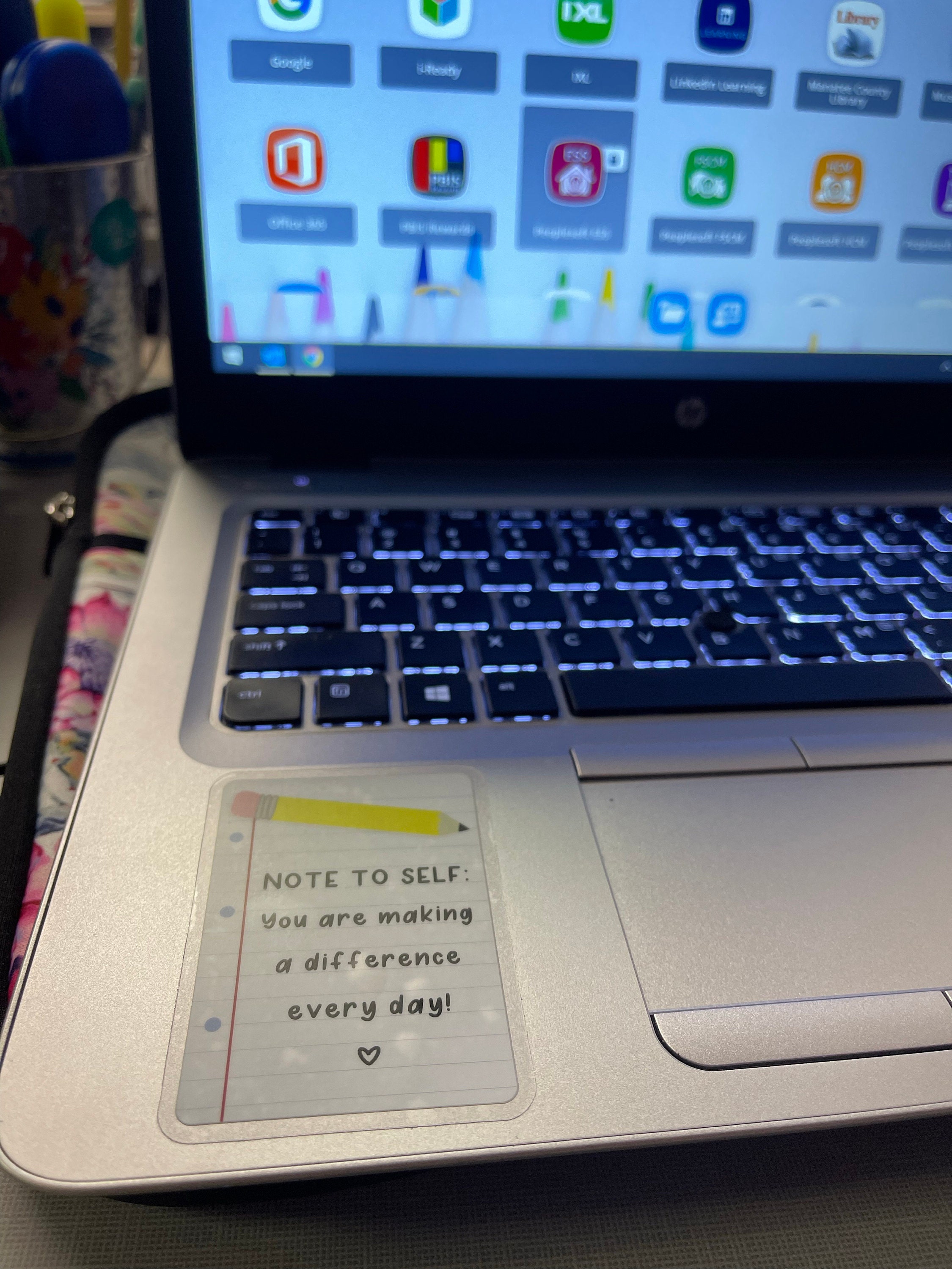 Notiz an mich selbst: Du machst jeden Tag einen Unterschied – Wasserfester Aufkleber mit liniertem Papier und Bleistiftdesign, 3" durchsichtige Wasserflasche + Laptop-Aufkleber