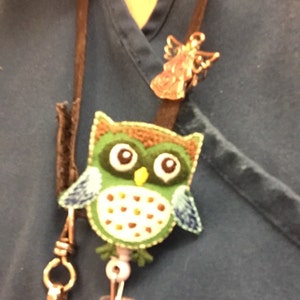 Accessoires Sleutelhangers & Keycords Keycords & Badgehouders Owl knop Reel intrekbare Badge houder Owl lanyard OWL Felted badge Reel Owl Badge houder 