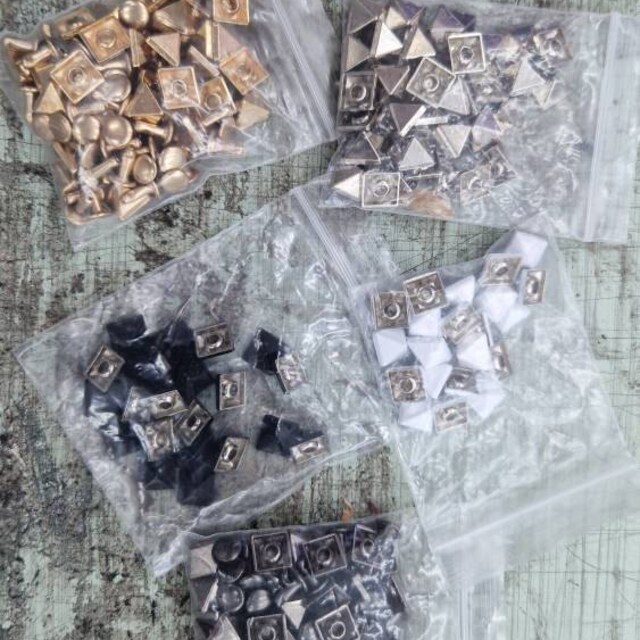WedDecor Piramide Forma Punta Quadrato Borchie Punte Unghie Testa Rivetti per Decorazione Cinture, Borse, Scarpe, Leathercrafts, Punk & Goth Moda Accessori, 50pcs - Nero - 9mm, 100pcs