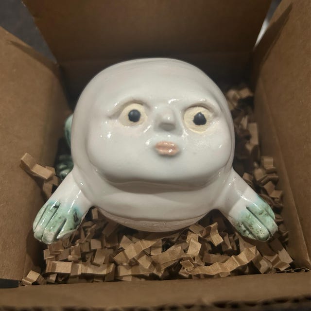 陶器製のカエルの置物：奇妙な彫刻アート - Etsy 日本