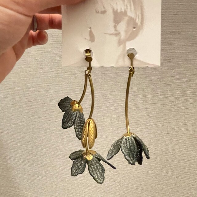 Mame Botanical Leaf Asymmetry Earring