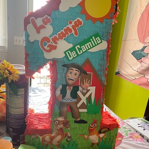 Piñata del Gallo bartolito de la granja de Zenon #cumpleañosfeliz🎂  #piñatasartesanales #globospersonalizados #escuelasinfantiles…