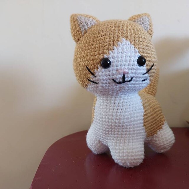 かぎ針編みの猫のあみぐるみパターン: マンチカン猫のミミ (PDF 英語