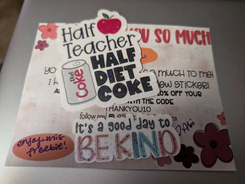 Halb Lehrer, halb Diet Coke Aufkleber | Dr. Pepper | Cherry Coke | wasserfester Lehreraufkleber | Lehreraufkleber | Laptop-Lehreraufkleber