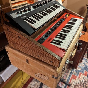 ヤマハ Reface シリーズ シンセスタンド、ペダル棚付き。シンセ ヤマハ Reface シリーズ シンセスタンド、ペダル棚付き。シンセ