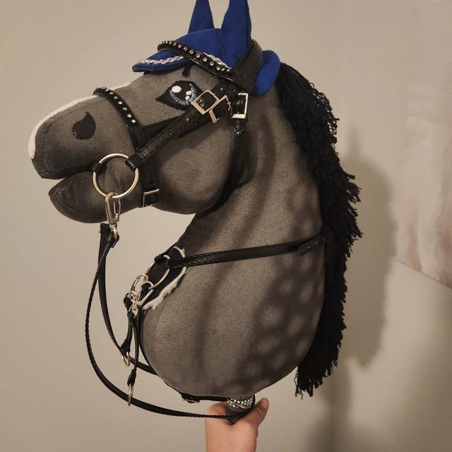 Produktbild von Hobby Horsing X-Group4th Hobby Horse – Realistisches Steckenpferd Mit Zaumzeug, Größe A4 Mini, Schwarz Steckenpferd Realistisch