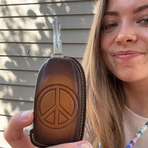 Volvo 2004-2015 Leather Key Fob Cover – XC70 XC90 V70 S60 S80 EX30 Personalized Smart Remote Holder, Multi-Color Key Cover, Custom Keychain