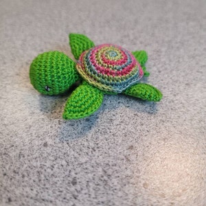 tortue de mer “petit marin” Amigurumi doudou de poche, tortue Kawaii animal  au crochet, Fait Main en Bretagne