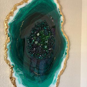 エメラルドグリーンのジオード樹脂絵画：大型クリスタルウォールアート
