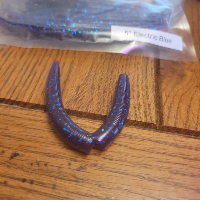 50 Pezzi Senko Worm 5 Stili - Rosso Bug Chartreuse Tip - Esche Morbide Profumate E Salate - Dolittle & Fishmore
