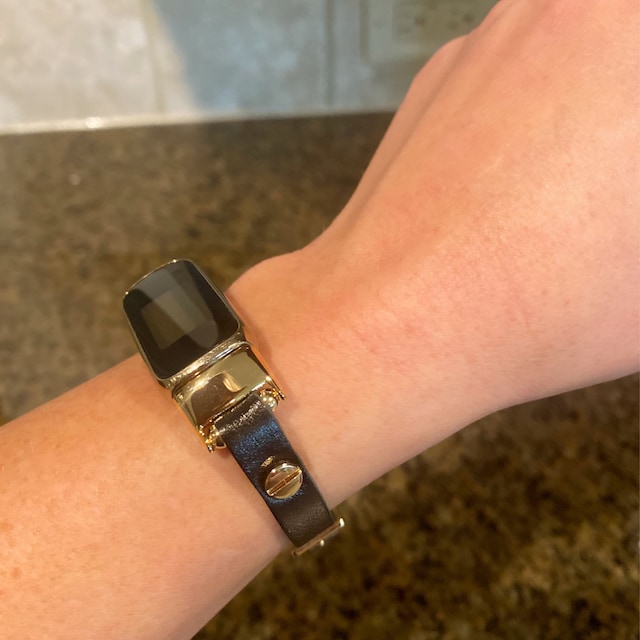 Bracelet Fitbit Luxe fin en cuir noir Bracelet Fitbit Luxe doré