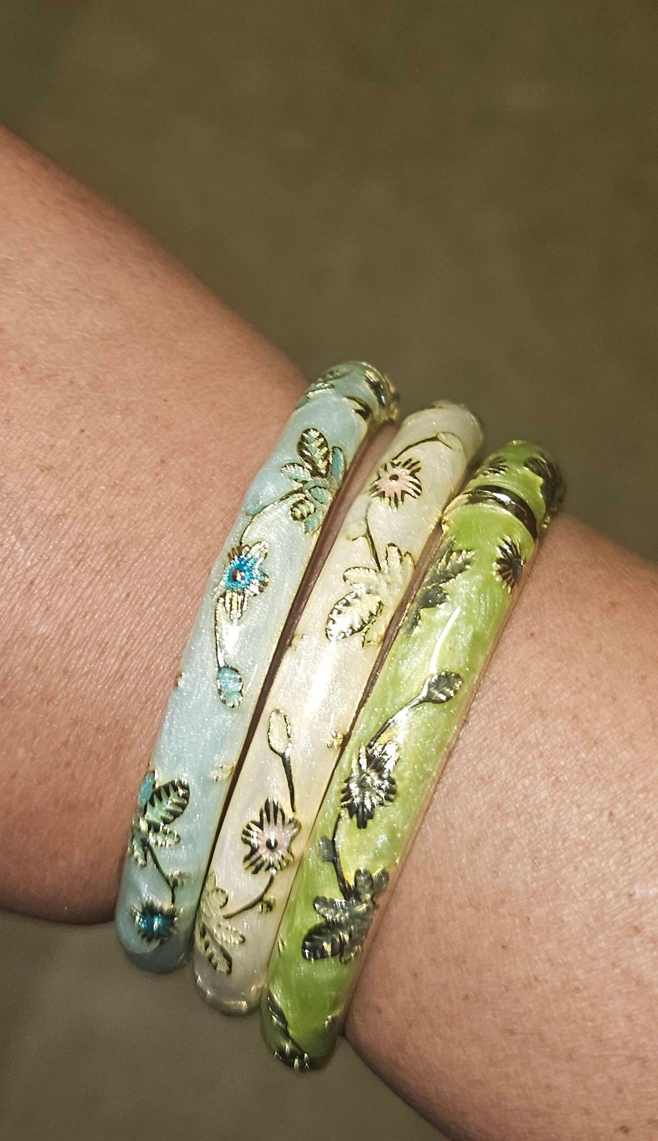 Vintage-Armreif mit Feder und buntem Emaille und kleinem Blumenmuster, Geburtstagsgeschenk, Weihnachtsfeier