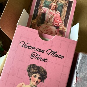 ビクトリアン・ミューズ • 78枚入りタロットカード • ピンク