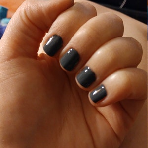 Dunkelgrau Creme Nagellack Von Schwarz Dahlien Lack Taube Etsy