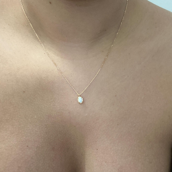 CLARA OVAL WHITE OPAL 18
