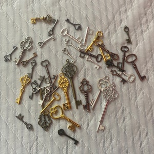 Replica Silver Brass Keys Vintage Skeleton Antique Keys Housewarming Steampunk Keys Charms Jewelry Wedding Beads Supplies Pendant Craft FS