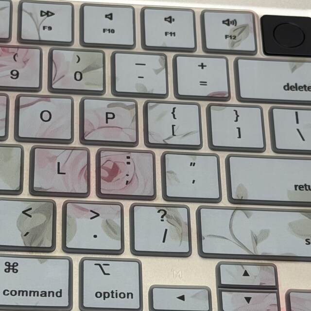 かわいいピンクの蝶ネクタイデザインのキーボードカバー（MacBook Pro