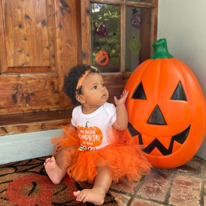 Bébé Dans Le Costume De Citrouille À L'Halloween Veille Banque D'Images Et Photos Libres De Droits. Image 15413209