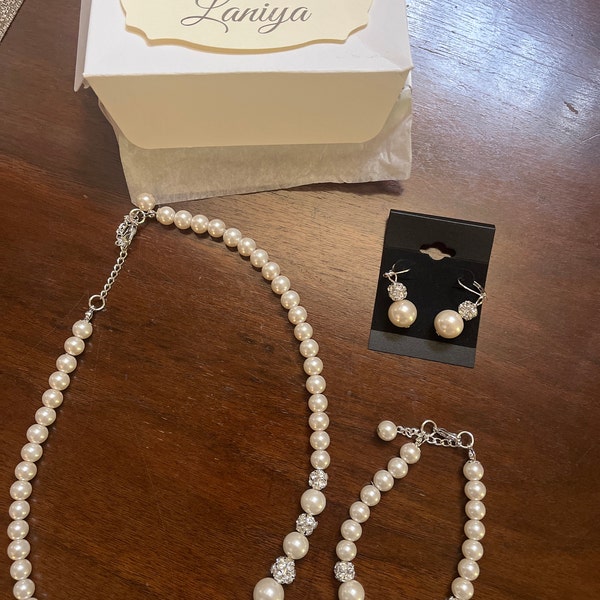 Pearl Whisper Necklace & Earrings Set - Ivory