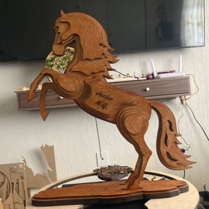 馬の立ち姿 3D: レーザーカット木製馬卓上多層装飾 デジタル