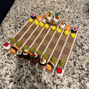 寿司チェスセット – 寿司をテーマにしたチェスの駒、弁当箱ケース、竹