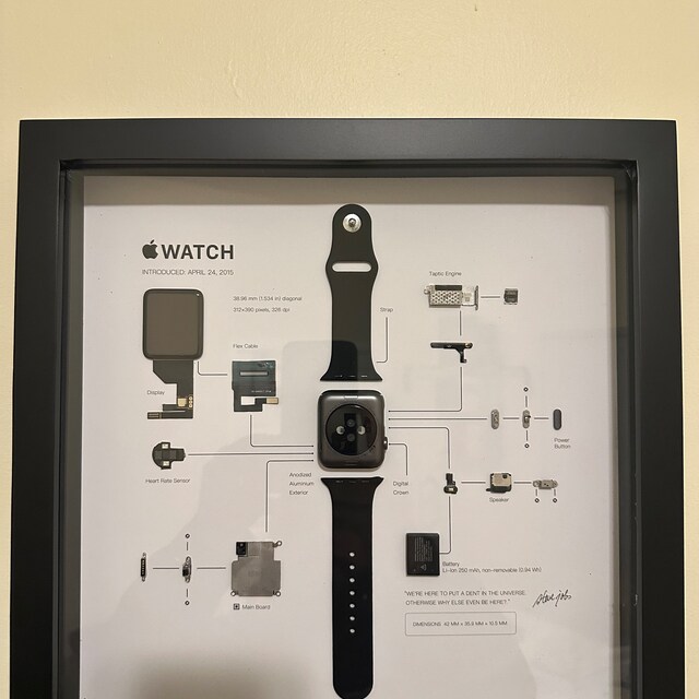 額装されたApple Watch第1世代分解アート：テクノロジー系壁飾り
