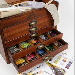 DMC木製コレクターボックスには、500本の綿糸が1束入っています