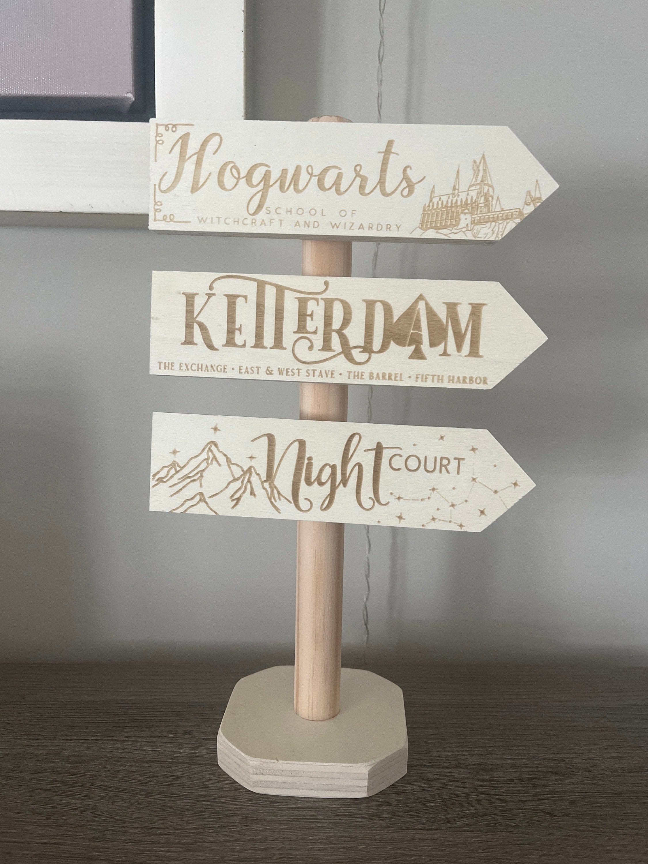 Standing Wooden Signposts, laser engraved, literary places inspired by literature: ACOMAF, Six of Crows, Nevernight...