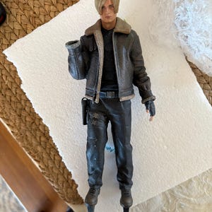 手作りのレオン・スコット・ケネディフィギュア - 人気ゲーム「バイオ