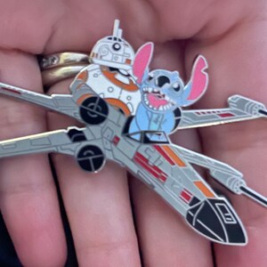 Fantasy Pin - JUMBO Disney Star Wars - Stitch Flying X-wing