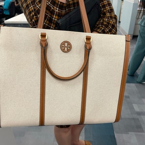 25年★TORY BURCH★BLAKE CANVAS JUMBO TOTE 163055 A4収納可 Tory Burch Blake Canvas Jumbo Tote In Natural Classic Cuoio