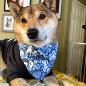 シノワズリ柴犬バンダナ：ブルー＆ホワイトのトワルプリント - Etsy 日本