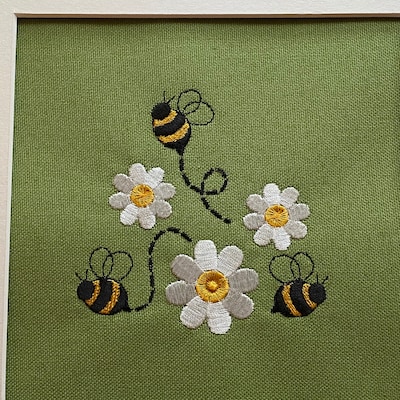 Bumble Bee & Daisy Flowers Machine Embroidery Design, Bees and Daisies ...