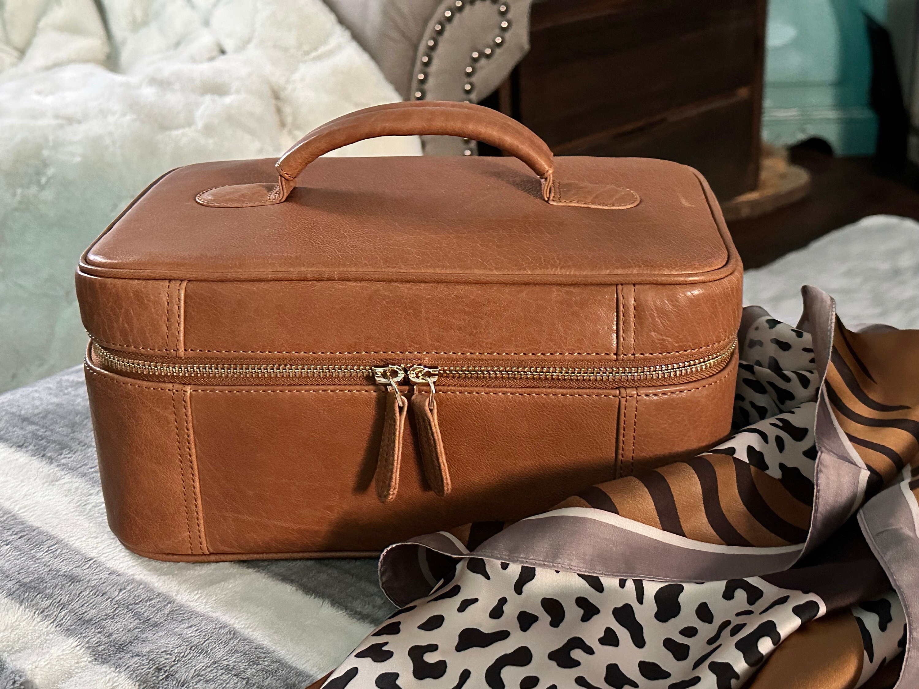 Leather toiletry bag - Personalized gift for wife - Gift for mom - Anniversary gift - Cosmetic bag - Monogrammed makeup case - For daughter