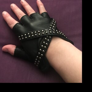 X GLAM スタッズ付きブラックレザーフィンガーレスグローブ - Etsy 日本