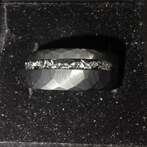 ブラックハンマー仕上げの隕石タングステン製メンズ結婚指輪｜幅8mmの