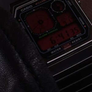 Crimson Circuit – カシオ A130 をベースにした改造時計 – 深紅の