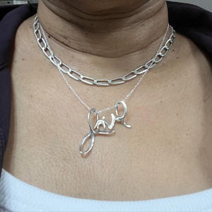 LOVE筆記体ネックレス - スターリングシルバーの筆記体ラブチャーム