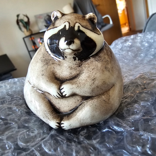 昭和レトロ　アライグマと小鳥　陶器　置物 陶器製アライグマの置物、コレクター向け彫刻、室内装飾 - Etsy 日本