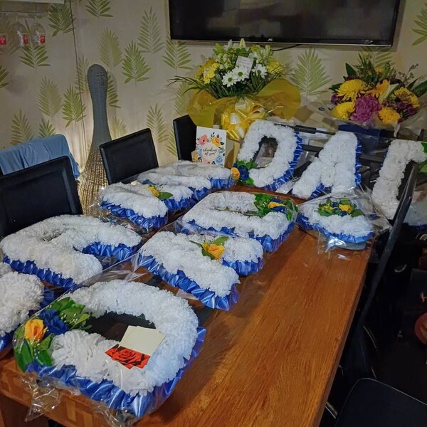 MUM ARTIFICIAL SILK Funeral Tribute Any 3 Letter Name Flower Wreath NAN DAD SON £44.99 - UK