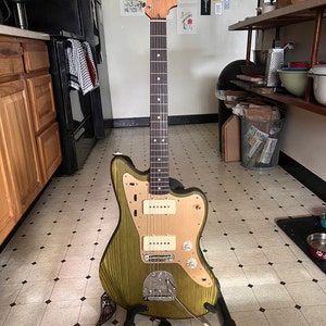パイン材のギターボディ。'62 JM モデル。ギタープロジェクトに