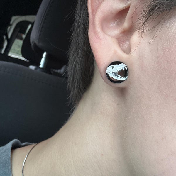 PAIR Skull w/ Fangs Screw Fit Tunnels Plugs Black Steel Earlet