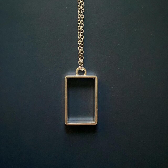 The 1975 Pendant Necklace / Box / Rectangle Style / Silver