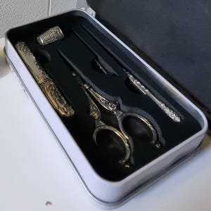 5点ビクトリア朝の裁縫道具セット、はさみと指ぬき付き、ヴィンテージ