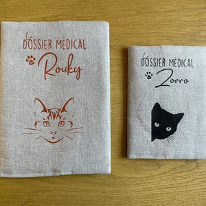 Housse de carnet de santé/passeport pour animaux de compagnie chien chat  nac rongeur empreintes de pattes rouge blanc gris nom bro - Un grand marché