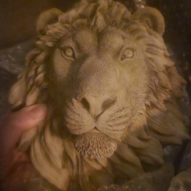 Small Natural Stone Lion Head Wall Hanging - Detailed Garden Plaque Ornament