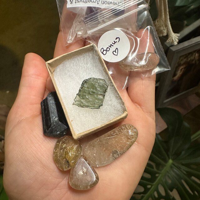 本物のモルダバイトクリスタル - 原石モルダバイト - モルダバイト