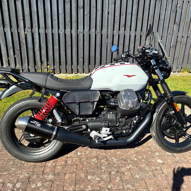 Moto Guzzi V7 850 Centenario用右サイドバッグ。ブラックレザーに 